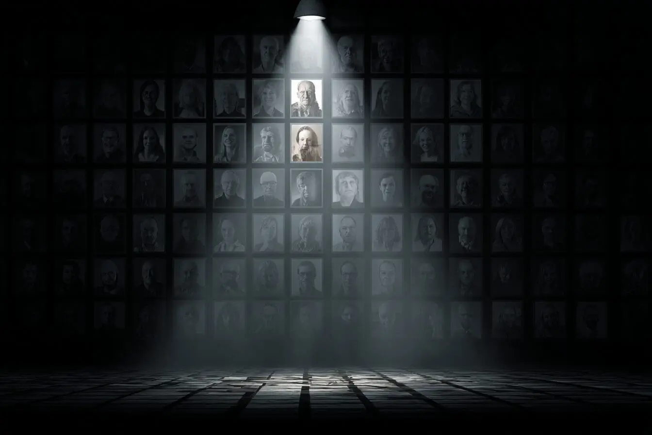 A single profile spotlighted in a crowd illustrating what are Hinge Standouts